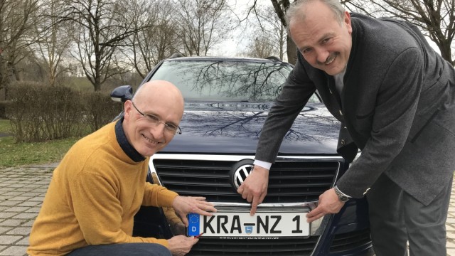 Zum Lachen: Sie hätten ein Renner werden können: Die "neuen" Kranzberger Schilder bringen Geschäftsleiter Klaus Burgstaller (links) und Bürgermeister Hermann Hammerl an.