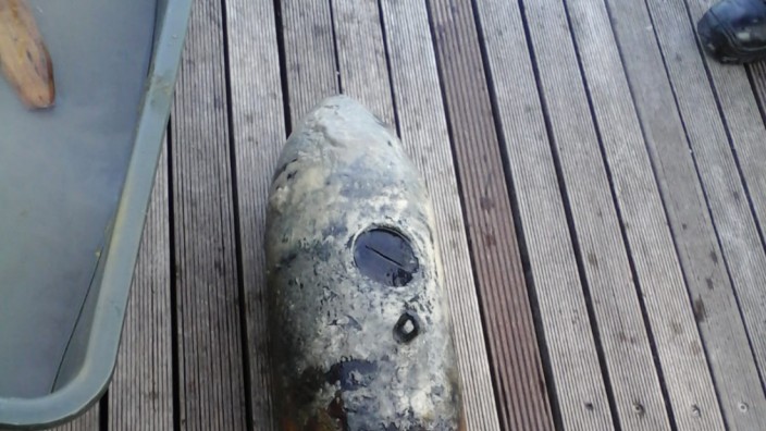 Starnberger See: Eine von insgesamt vier 50-Kilo-Bomben, die Ende März 2019 von Tauchern der Bundeswehr gefunden und vom Kampfmittelräumdienst entfernt wurden. Eine Panzermine wurde im See gesprengt.