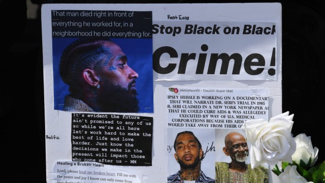 Rapper Nipsey Hussle erschossen: In der Nähe des Geschäftes, vor dem Nipsey Hussle erschossen wurde, hängt ein Aufruf: "Stop Black on Black Crime" - Stoppt die Verbrechen von Schwarzen an Schwarzen.