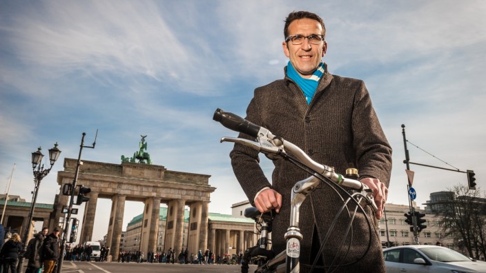 Public Shaming: Heinrich Strößenreuther, 51, bezeichnet sich selbst als Fahrrad-Aktivist. Als Strafe für zugeparkte Radwege fordert er: "Knolle statt Knöllchen".