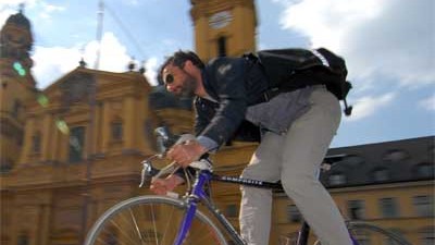 Polizei kontrolliert Radfahrer: Auch für Münchens Radler gelten seit 1. September neue Regeln.