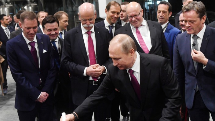 Mercedes: Ein Bild, das heute undenkbar scheint, aber erst drei Jahre her ist: Wladimir Putin signiert bei der Eröffnungsfeier des Mercedes-Benz-Werks im Industriepark Yesipovo bei Moskau ein Auto. Hinter ihm lächeln unter anderem der damalige Daimler-Chef Dieter Zetsche und Ex-Wirtschaftsminister Peter Altmaier.