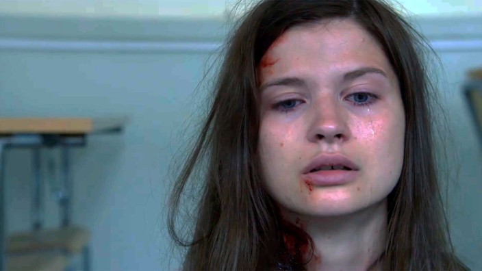 Netflix-Serie: Verstört und sprachlos: Die Schülerin Maja (Hanna Ardehn) wird als mutmaßliche Mittäterin vor Gericht gestellt.
