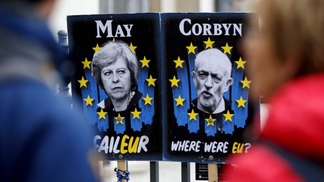 Großbritannien: Plakate in der Londoner Innenstadt karikieren die Versuche von Labour-Chef Corbyn und Premierministerin May, eine Einigung zu finden.