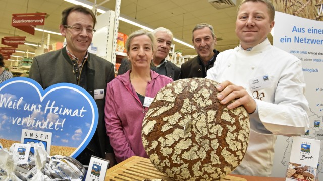 Streit um Amazon Prime: Bis 2020 gibt es genügend Mehl für Brote, wie sie 2018 in Geiselbullach im Rewe vorgestellt wurden.
