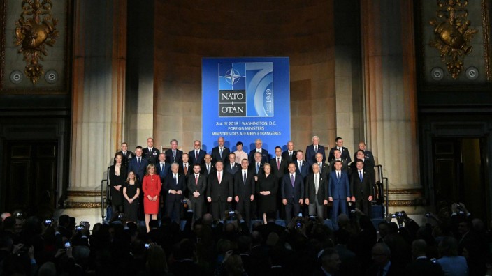 Nato: Eindrucksvolle Kulisse: Die Außenminister der Nato-Staaten im Andrew W. Mellon Auditorium in Washington.