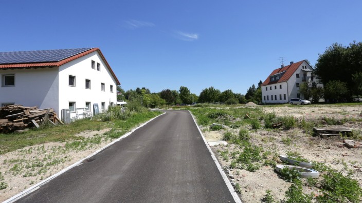 Eching: Ein neuer Ortsteil könnte auf dem Gelände der alten Ziegelei in Günzenhausen entstehen. Die Pläne, die Fläche zum Mischgebiet zu erklären, sind im Gemeinderat umstritten.