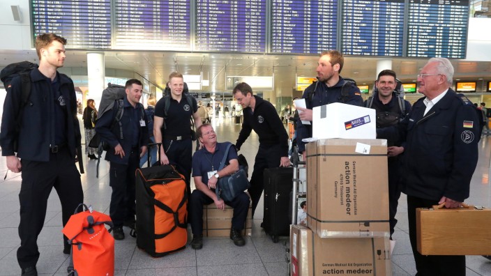 Medikamente im Gepäck: Team eins der Hilfsorganisation Navis ist am Mittwochabend zum Einsatz nach Mosambik aufgebrochen.