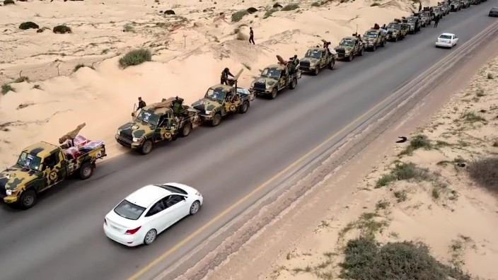 Libyen: Militärkonvoi auf dem Weg in den Westen Libyens: Der libysche General Haftar hat seinen Truppen befohlen, Tripolis einzunehmen, wo die international anerkannte Regierung sitzt.