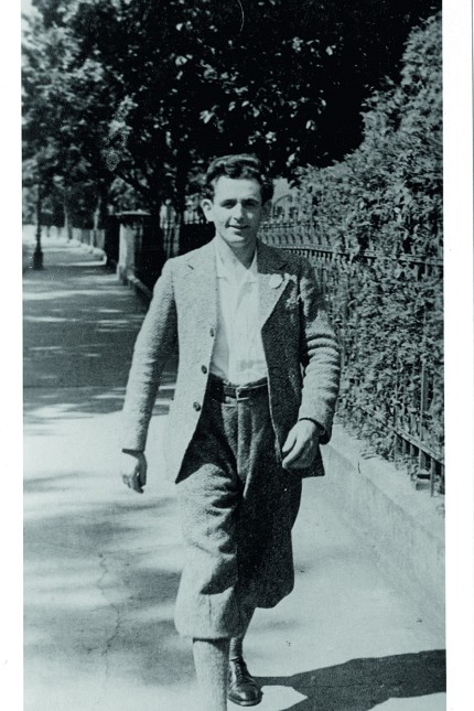 Georg Elser: Selbstbewusster Auftritt: Georg Elser beim Spaziergang auf einem undatierten Bild.