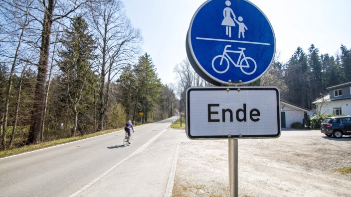 Verkehr: Ende, Gelände: Wenn ein Radweg wie hier im Berger Ortsteil Allmannshausen plötzlich endet, müssen Radfahrer entweder auf Forstwege ausweichen oder die Staatsstraßen nutzen.