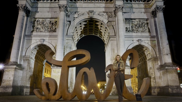 "Love/Hate"-Skulptur: Das Kunstwerk von Mia Florentine Weiss verlässt den Platz vor dem Siegestor.