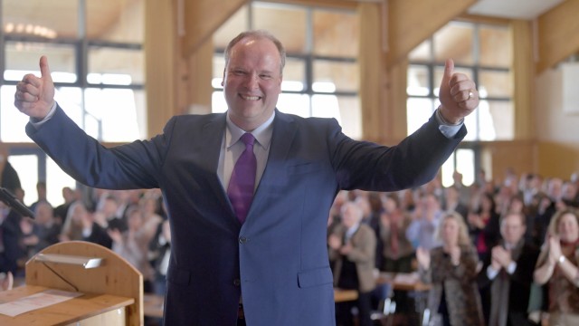 Politik: Beide Daumen hoch: Landrat Christoph Göbel nach seiner Nominierung durch die Kreisdelegierten in Aschheim.