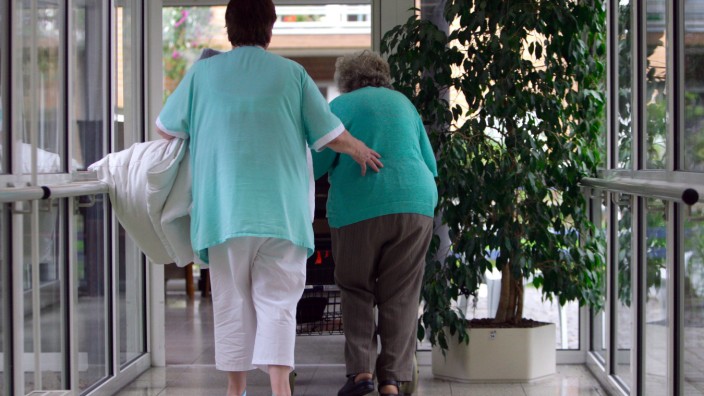 Altenpfleger verdienen schlechter als Krankenpfleger