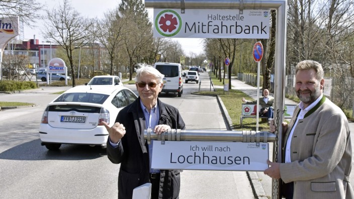 Gröbenzell: Reinhard Paesler (links) und Bürgermeister Martin Schäfer stellen die neue Mitfahrerbank vor.
