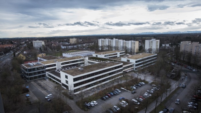 Haar, Jagdfeldring, Grundschule und Gymnasium, von oben,  Foto: Angelika Bardehle