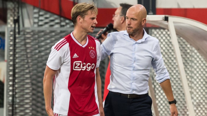 L R Frenkie de Jong of Ajax coach Erik ten Hag of Ajax during the UEFA Champions League third rou; Ten Hag de Jong