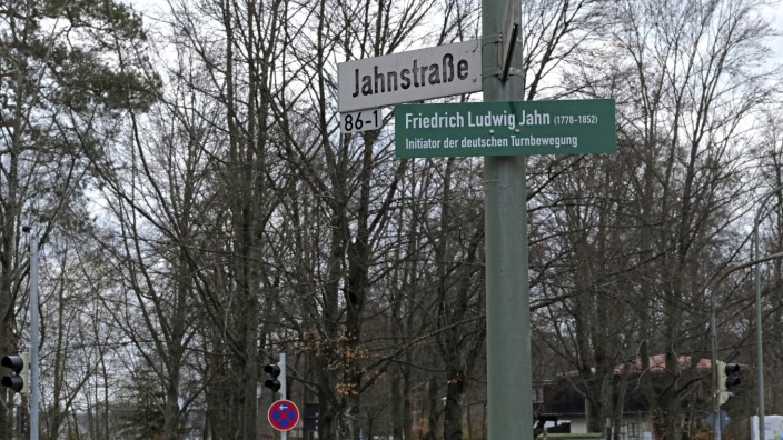 Bad Tölzer Straßen und ihre Geschichte: Ein Beispiel aus Geretsried: Dort erklären zusätzlich angebrachte grüne Schilder die Herkunft der Straßennamen.