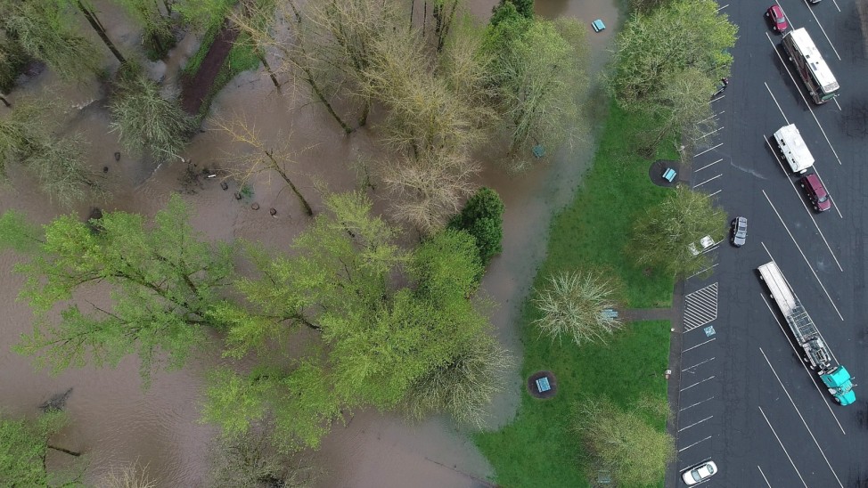 Land unter: Nach tagelangen schweren Regenfällen ist der Santiam River im US-Bundesstaat Oregon über die Ufer getreten und hat angrenzende Felder überschwemmt.