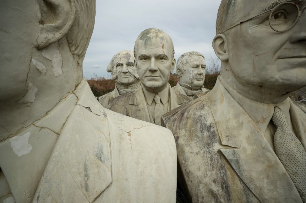 Betonköpfe: Die Büsten von 43 ehemaligen US-Präsidenten stehen auf einem Feld in Croaker im US-Bundesstaat Virginia. Sie gehörten einst zu einem Skulpturen-Park, der 2010 schließen musste. Ein Farmer möchte sie restaurieren lassen.