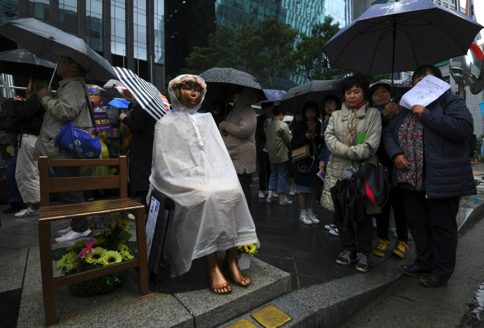 Späte Aufmerksamkeit: Demonstranten erinnern neben der Statue einer sogenannten "Trostfrau" an die Verbrechen der japanischen Besatzer während des Zweiten Weltkriegs. "Trostfrauen" mussten sich für japanische Bordelle zwangsprostituieren.