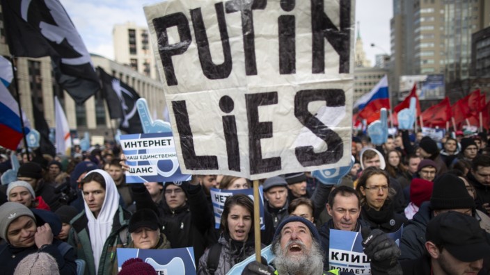 Zensur: Freiheit für das Internet: Tausende Menschen gingen im März in Moskau auf die Straße, um gegen das geplante russische Gesetz zu demonstrieren. Kritiker befürchten, dass es dem Staat weniger um Cybersicherheit geht als vor allem um eine stärkere Kontrolle der Gesellschaft.