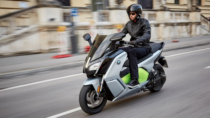 Motorräder mit E-Antrieb: In Zukunft will der Konzern auch auf Elektromobilität setzen, hat bislang aber nur den Elektroroller C evolution im Programm.