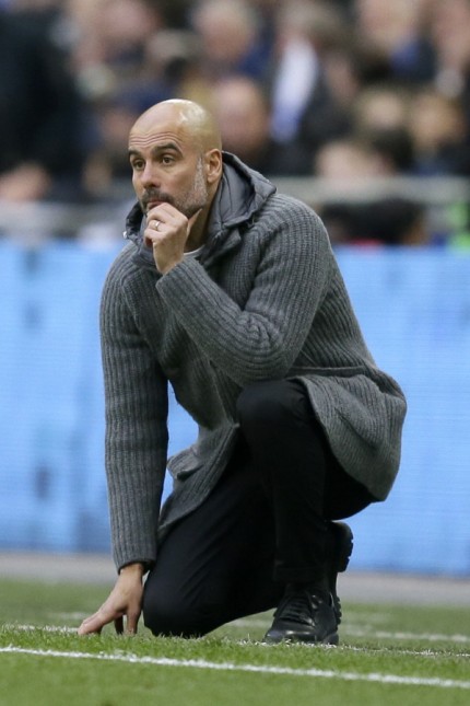 Manchester City: City-Coach Pep Guardiola hat sich mal wieder vergrübelt.