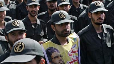 Revolutionswächter in Iran: Die iranischen Revolutionsgarden, hier bei einem Appell 2006. Ein Soldat trägt ein Portrait des libanesischen Hisbollah-Führers Scheich Nasrallah vor der Brust.