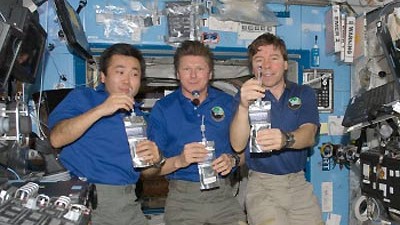Wasseraufbereitung im All: Die drei Astronauten weihten die Anlage zur Wasseraufbereitung ein.