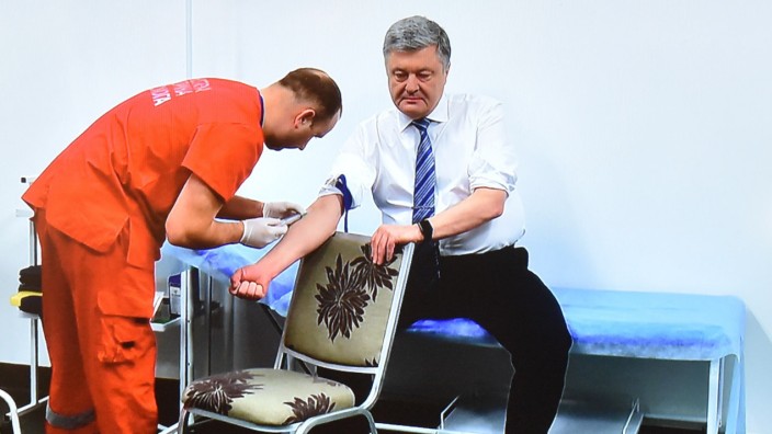 Ukraine: Der ukrainische Präsident Petro Poroschenko lässt sich Blut abnehmen, ein ungewöhnlicher Einsatz vor der Stichwahl am Ostersonntag.