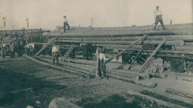 Rettung für ein Relikt: Arbeiter verladen Holz beim Sägewerk in Gilching-Argelried. Das Bild stammt vermutlich aus den zwanziger Jahren.