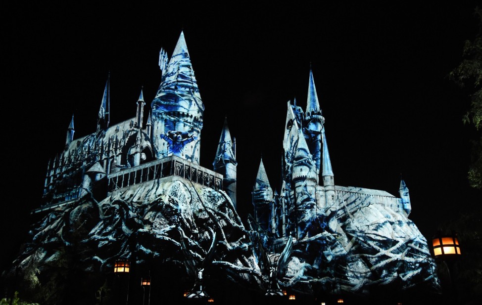 Reale Kulisse: Die Hogwarts Castle-Lichtshow in den Universal Studios verzaubert die nächtliche Atmosphäre