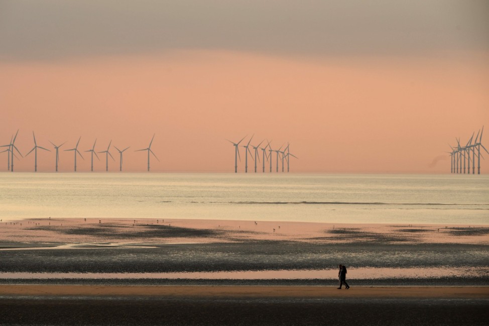 Ein Spaziergang in denSonnenuntergang - im Hintergrund ist der Windpark Burbo Bank im Irischen Meer zu sehen.