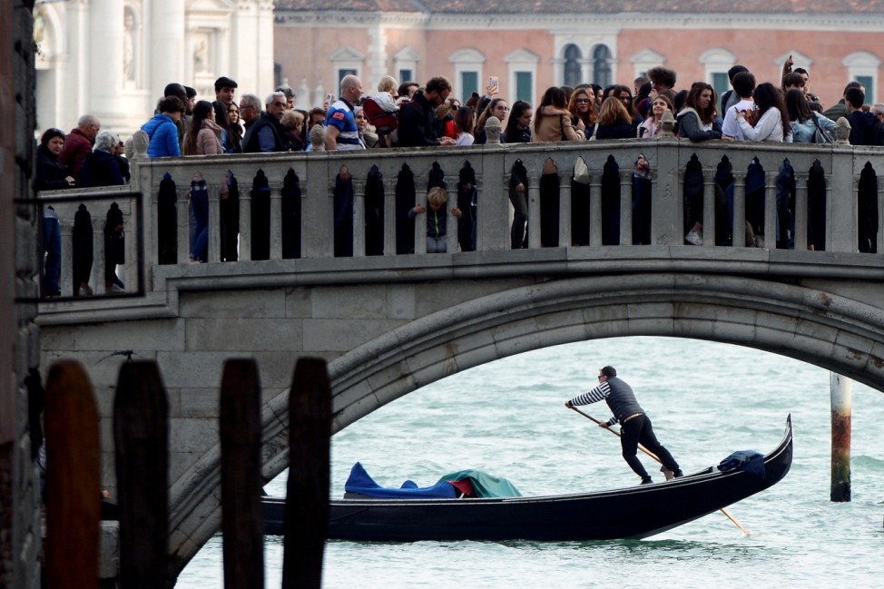 Touristen drängen sich auf einer Brücke in Venedig.