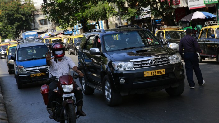 Fahrdienstvermittler Uber: Weltweit aktiv: Ein Uber-Fahrzeug in der indischen Großstadt Mumbai.