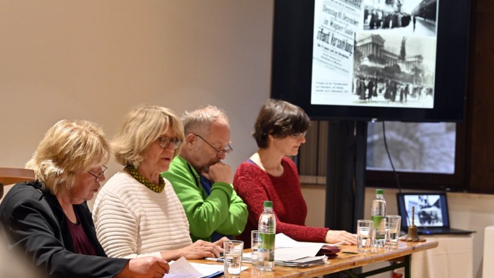 Gleichberechtigung: Elfie Kriester, Karin Sommer, Fritz Letsch sowie Anlis Spitzauer (v.l.) bei der Lesung in Sauerlach.