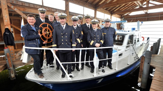 Schifffahrt im Landkreis Starnberg: In Mannschaftsstärke tritt die Polizei bei der Einweihung des modernisierten Polizeiboots auf dem Starnberger See an.