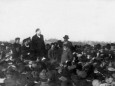 Max Levien spricht auf dem Oberwiesenfeld in München, 1919