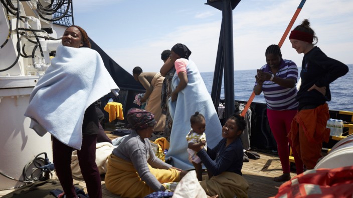 Seenotrettung: Flüchtlinge an Bord der Alan Kurdi.