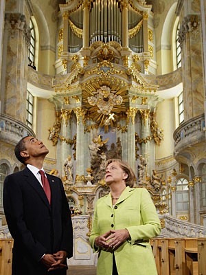 Mit Angela Merkel besichtigt der US-Präsident die Dresdner Frauenkirche