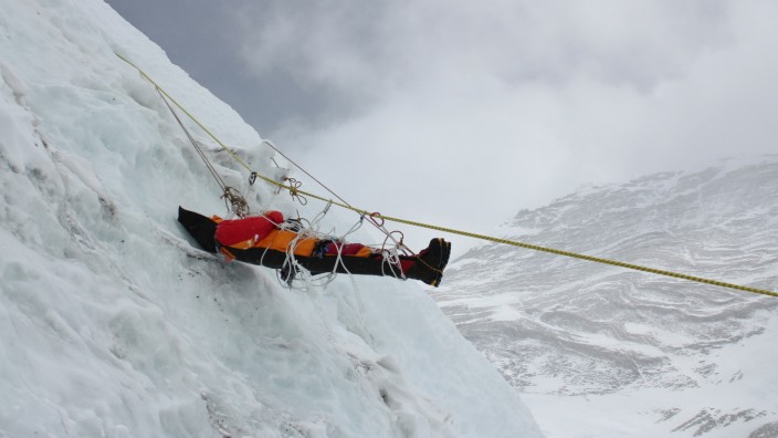 Bergsteiger-Leichen am Mount Everest: Die Arbeit der "Icefall Doctors": Um Leichen abzutransportieren, bringen sich die Helfertrupps jedes Jahr in Lebensgefahr. Der Klimawandel macht die Aufgabe nicht gerade einfacher.