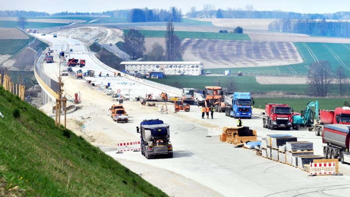 Ampelkoalition: Bauarbeiten an der Isentalbrücke bei Lengdorf für die Bundesautobahn A 94 durch das Isental.