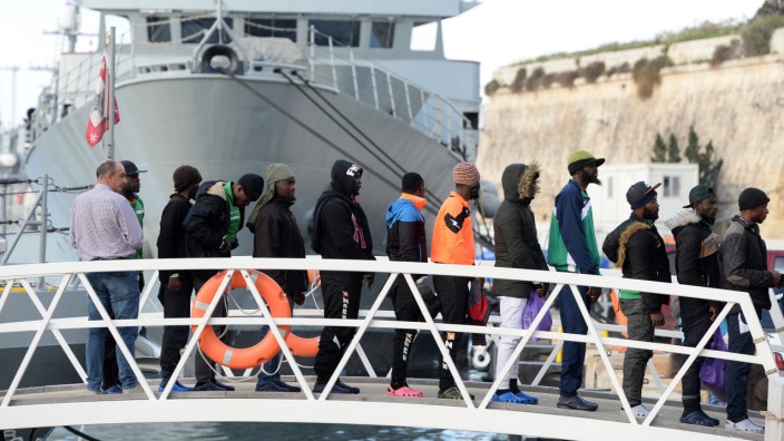 Italien: Malta ließ am Samstag 62 Flüchtlinge der Alan Kurdi an Land – Italiens Häfen bleiben geschlossen.
