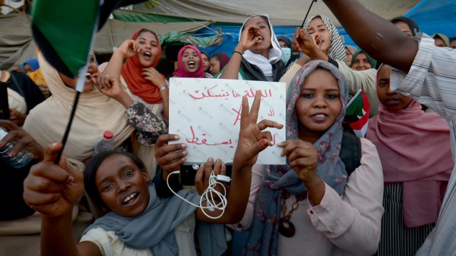 Sudan: Mit Gesängen und Plakaten forderten die Demonstranten in Khartum, den Übergang zu einer zivilen Regierung einzuleiten.