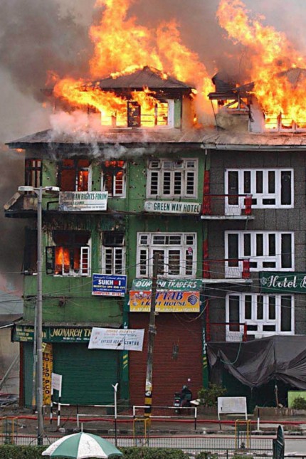 Indische Literatur: In Srinagar, der Hauptstadt des autonomen Bundesstaates Kaschmir gehen immer wieder Hotels in Flammen auf, hier im August 2003.