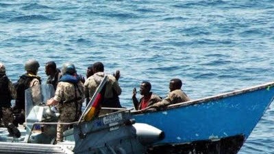 28. April 2009: Auch Deutschland beteiligt sich an der Operation "Atalanta" vor der Küste Somalias. Im Bild: Deutsche Marinesoldaten stellen im Golf von Aden ein offenes Piratenboot.