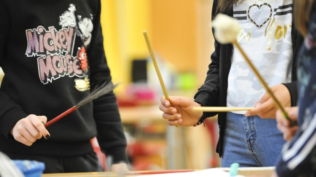 Isarvorstadt: Die Schüler lernen, dass sie Töne nicht nur mit einem Xylofon erzeugen können: Auch das Klopfen auf einen Tisch kann klingen.