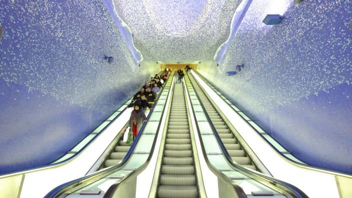 Italien: In der Metrostation Toledo ist die Fahrt mit der Rolltreppe ein Erlebnis, denn man landet in einer in vielen Blautönen schimmernden Welt unterhalb des Meeresspiegels.
