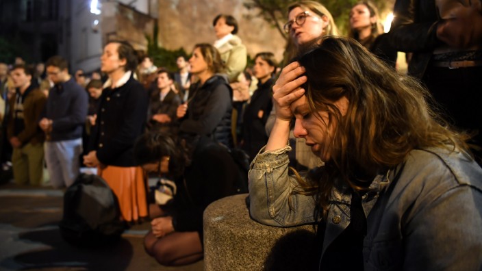 Frankreich: Menschen in Paris hoffen, beten und bewachen ihre Kathedrale, Notre-Dame.
